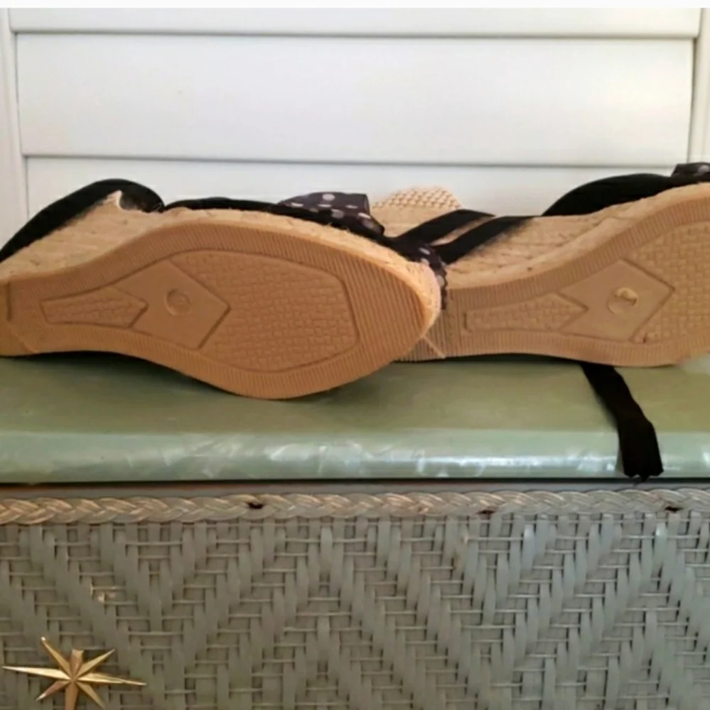 Anne Klein Aubrey Wedge Espadrilles NWT Size 9